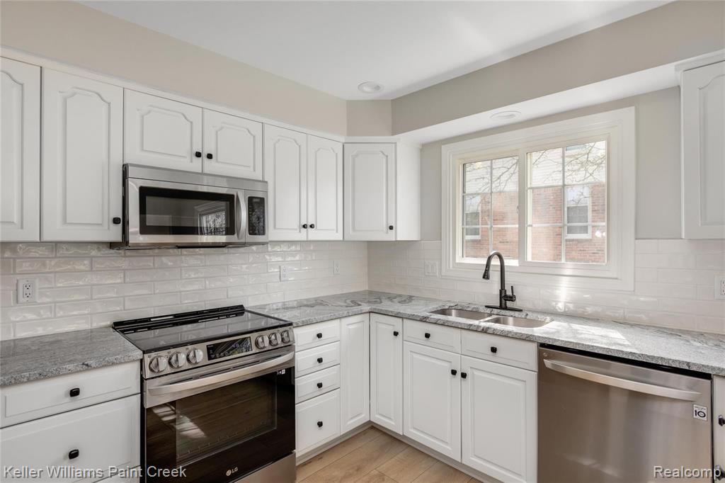 332 Lake Forest Road Rochester Hills, MI 48309 - Photo 22 of 48