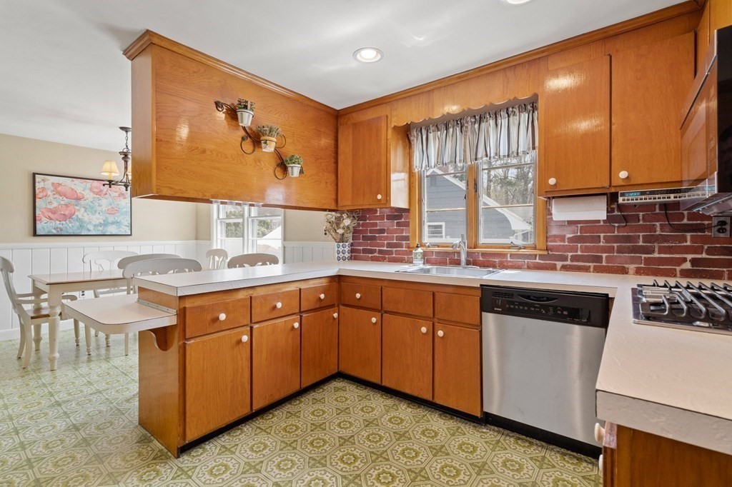 4 Dyer Road Beverly, MA 01915 - Photo 9 of 26 Gallery Image 9