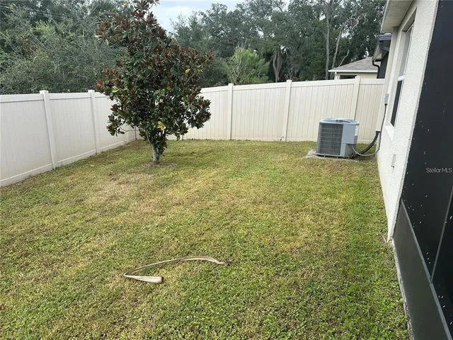 a view of a backyard