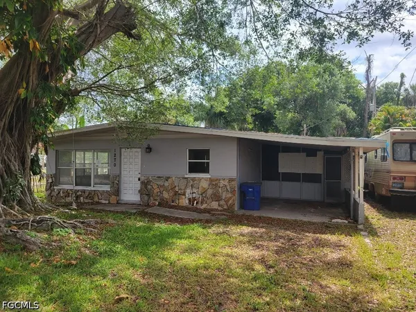 a view of a house with backyard