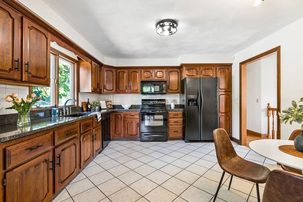 34 Andrews Road Wakefield, MA 01880 - Photo 7 of 23