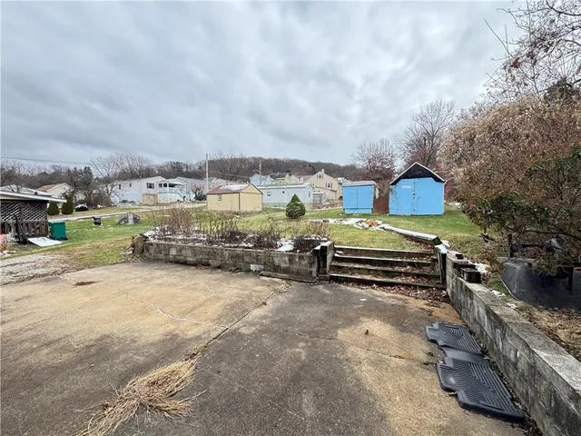 a view of a yard in front of the house