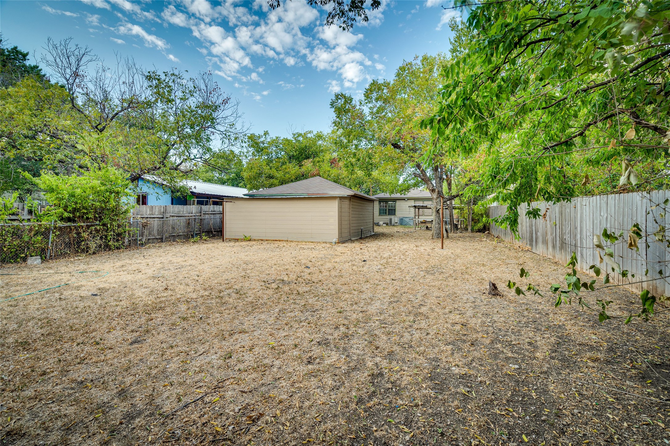 1011 East 49th Street Austin, TX 78751 - Photo 33 of 35 a backyard of a house with plants and tree