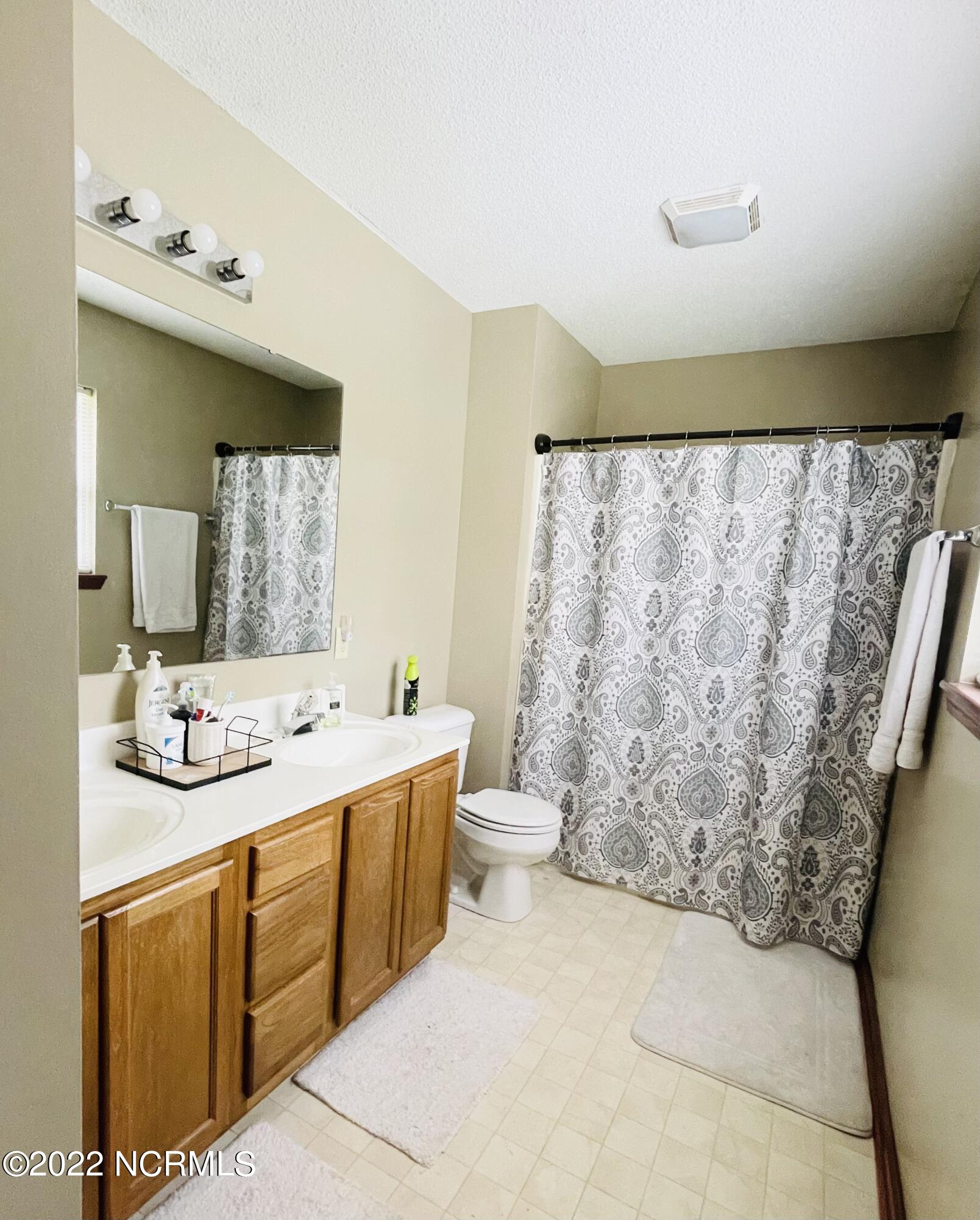 114 Wigeon Road Jacksonville, NC 28540 - Photo 8 of 16 Master bathroom