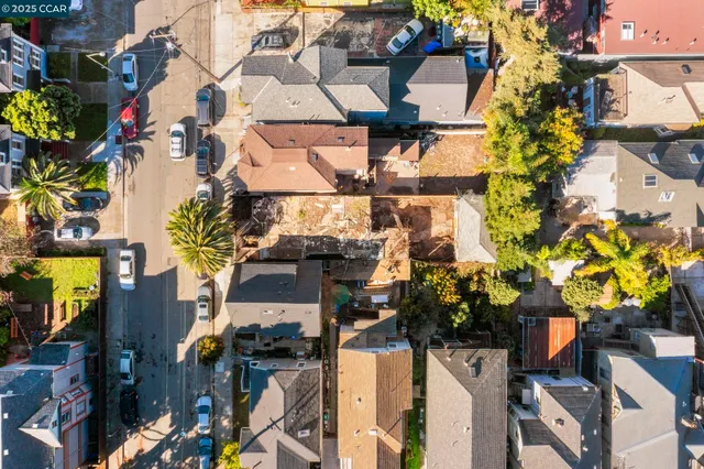 a picture of a building with a lot of flowers