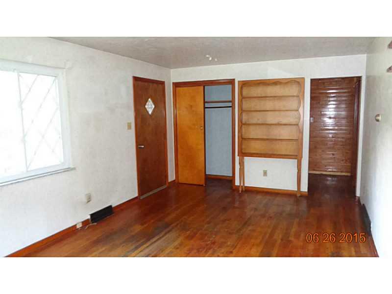 830 Markle Road Leechburg, PA 15656 - Photo 6 of 17 Living Room.