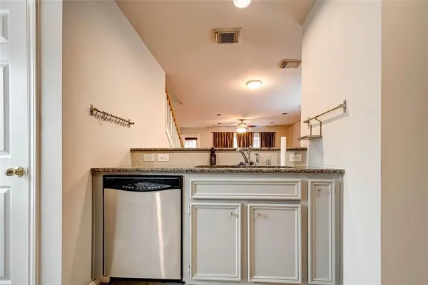 $2,000 | 1718 Redwing Cove Drive, Houston, TX 77009