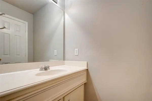 $2,000 | 1718 Redwing Cove Drive, Houston, TX 77009