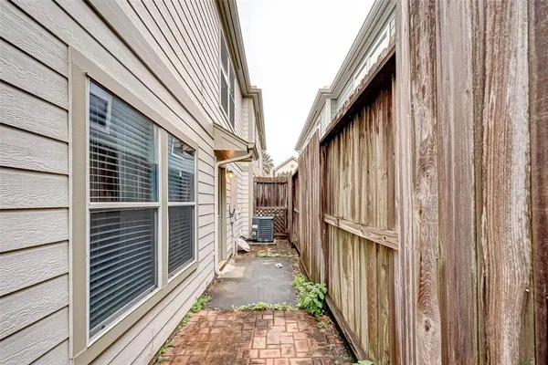 $2,000 | 1718 Redwing Cove Drive, Houston, TX 77009