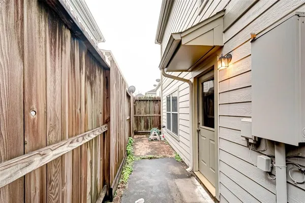 $2,000 | 1718 Redwing Cove Drive, Houston, TX 77009