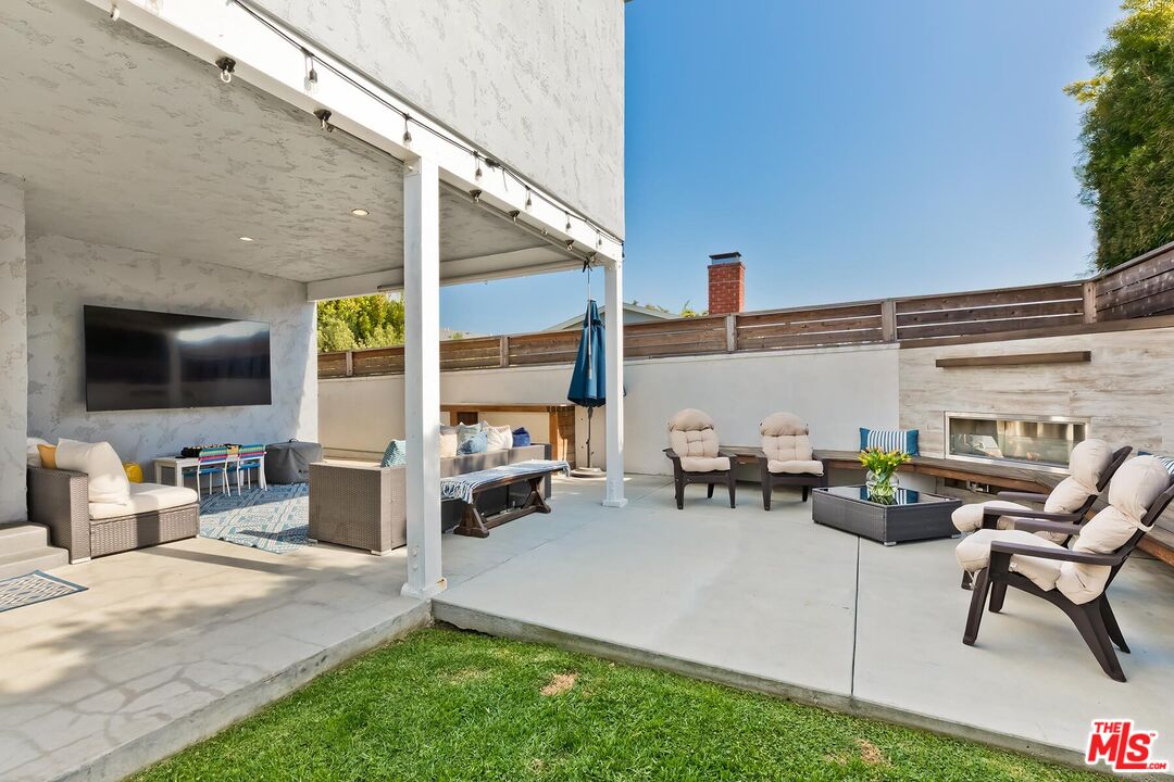 434 West Maple Avenue El Segundo, CA 90245 - Photo 23 of 29 a view of outdoor living space with furniture
