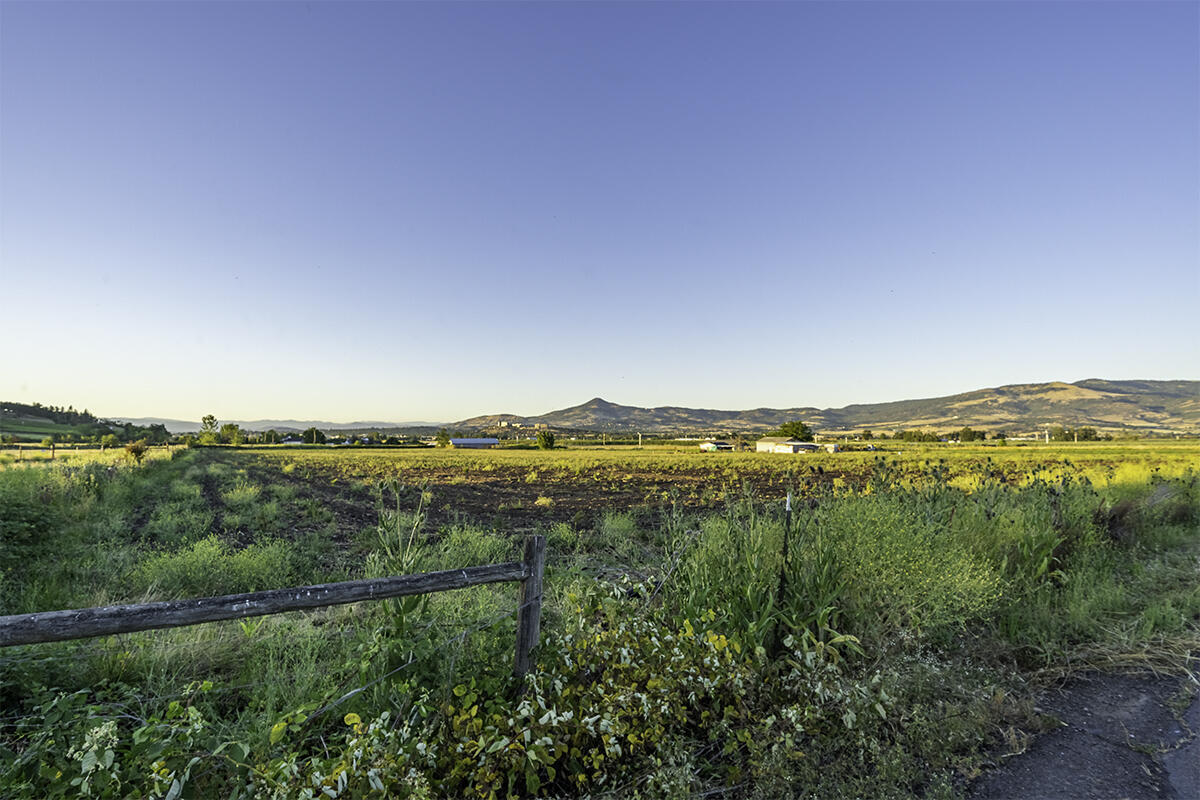 3960 Independence School Road Medford, OR 97501 - Photo 35 of 47 DSC07591-HDR-Edit