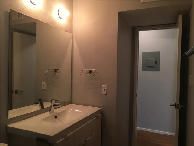 $995 | 5306 Woodrow Avenue, Unit 204, Austin, TX 78756