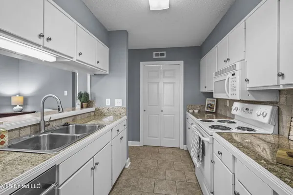 $265,000 | 550 Post Road, Unit 121, Ridgeland, MS 39157