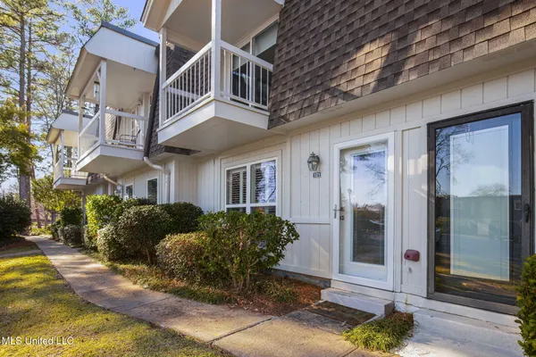 $265,000 | 550 Post Road, Unit 121, Ridgeland, MS 39157