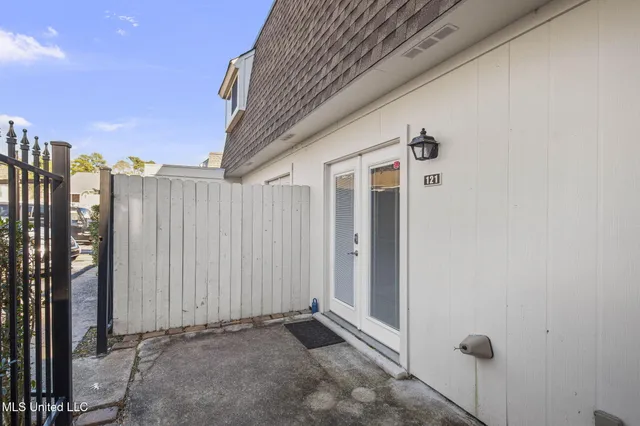 $265,000 | 550 Post Road, Unit 121, Ridgeland, MS 39157