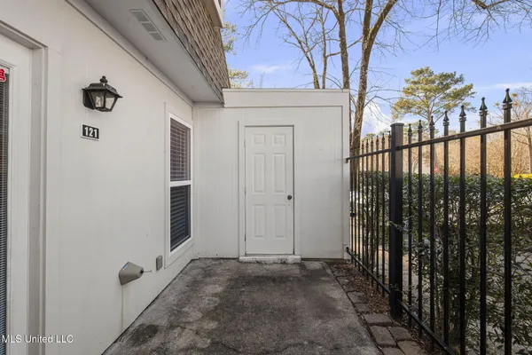 $265,000 | 550 Post Road, Unit 121, Ridgeland, MS 39157