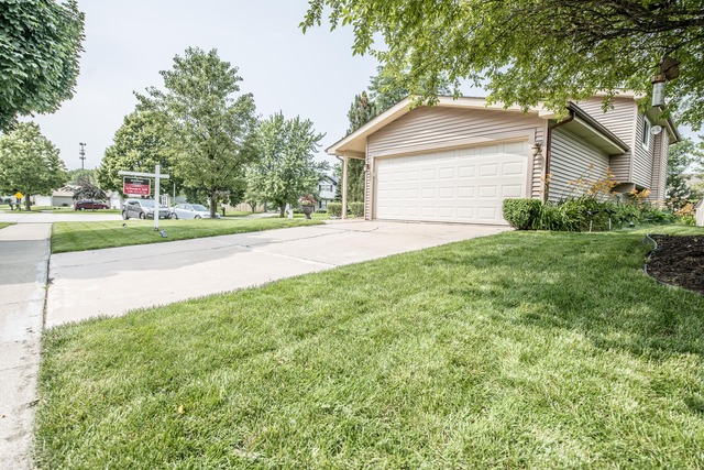 4 Wedgewood Road Matteson, IL 60443 - Photo 2 of 20 a front view of a house with a yard and garage
