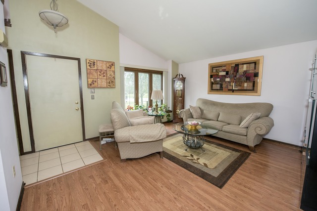 4 Wedgewood Road Matteson, IL 60443 - Photo 5 of 20 a living room with furniture and a rug