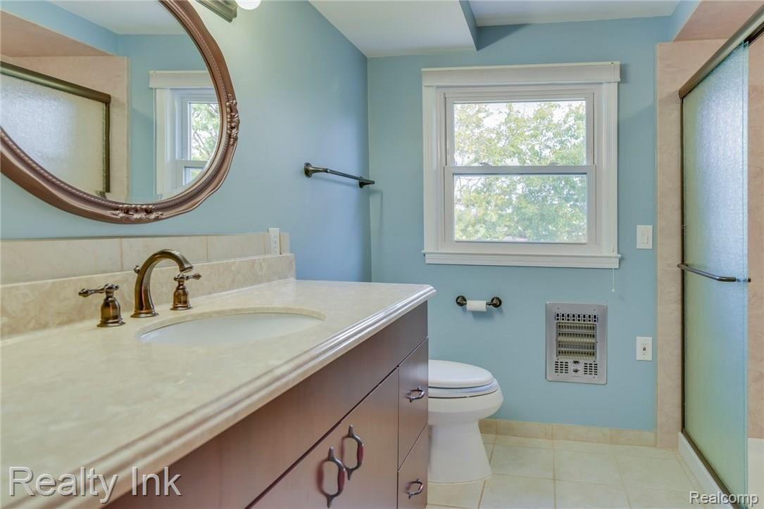 3100 Byron Road Howell, MI 48855 - Photo 14 of 23 Upstairs Main Bath