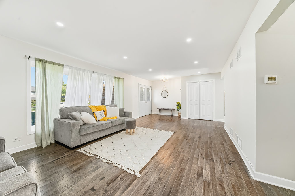 6923 154th Place Oak Forest, IL 60452 - Photo 3 of 27