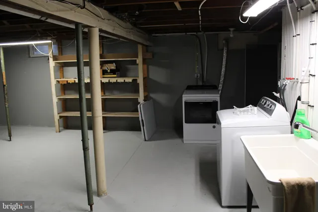 a view of walk in closet