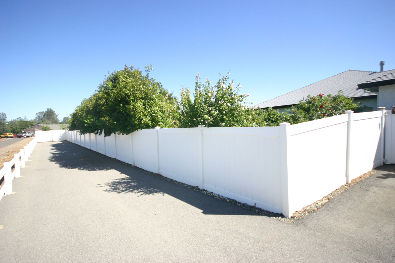 6875 Amber Ridge Drive Anderson, CA 96007 - Photo 2 of 6 Vinyl fencing