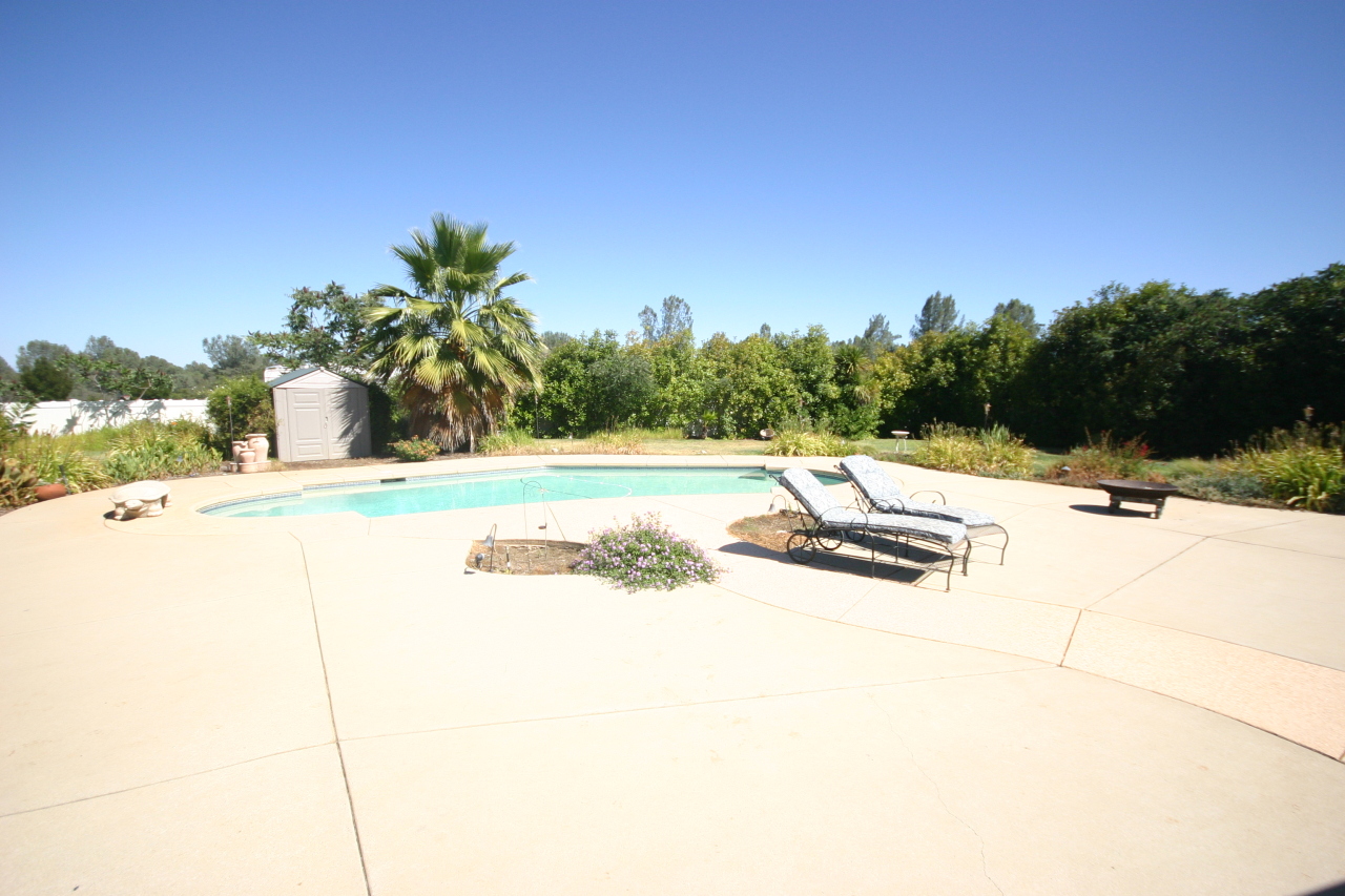 6875 Amber Ridge Drive Anderson, CA 96007 - Photo 4 of 6 Pool