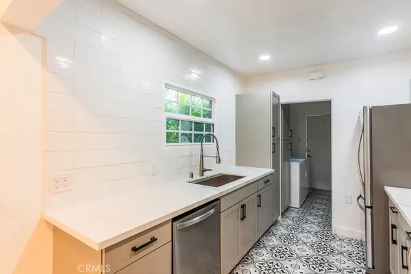 $5,995 | 130 South Harper Avenue, Los Angeles, CA 90048