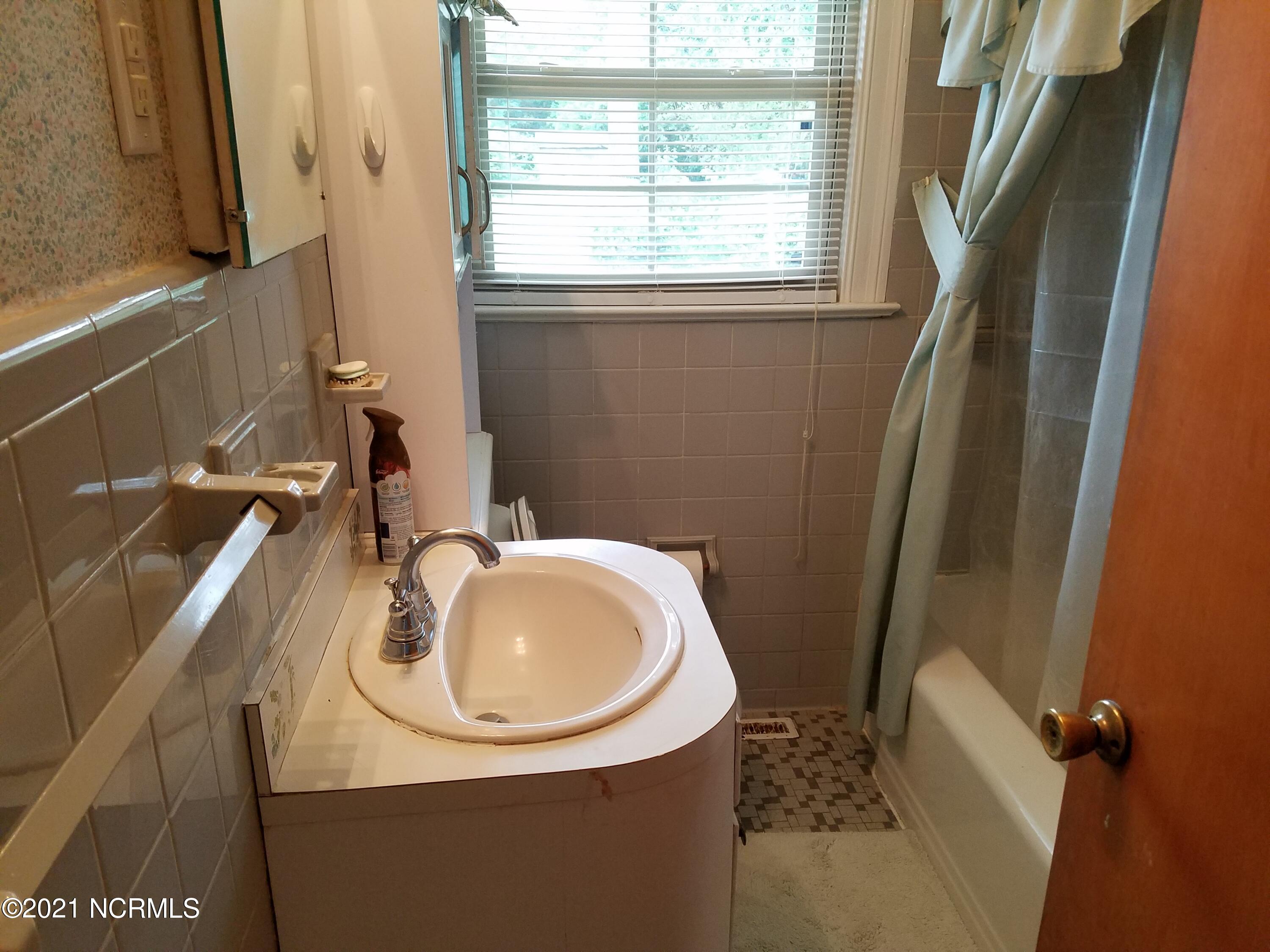 2602 Carey Road Kinston, NC 28504 - Photo 17 of 23 Full Bath