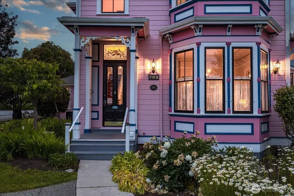 $1,695,000 | 702 North Main Street, Coupeville, WA 98239