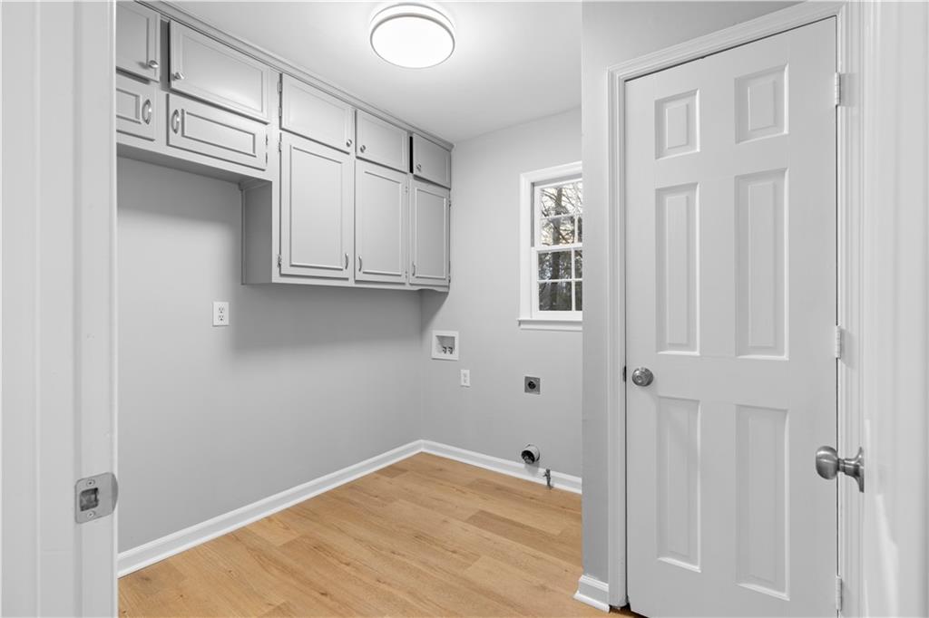 3907 Brinton Mill Road Marietta, GA 30062 - Photo 28 of 61 a view of empty room with cabinet and window