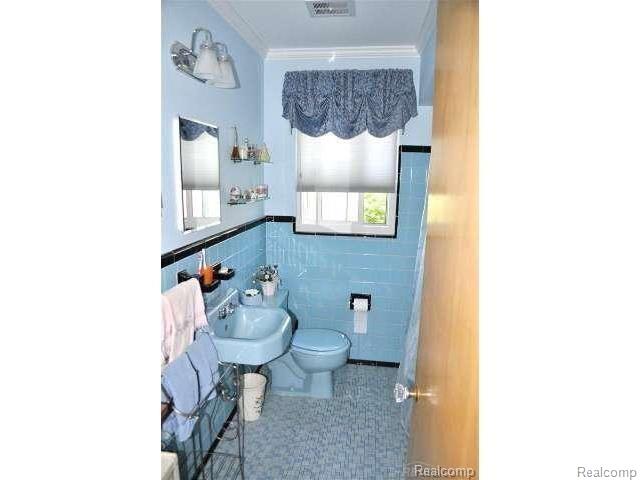 1863 Prestwick Road Grosse Pointe Woods, MI 48236 - Photo 9 of 29