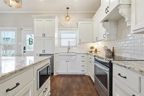 $490,000 | 1130 North Lone Star Parkway, McGregor, TX 76657