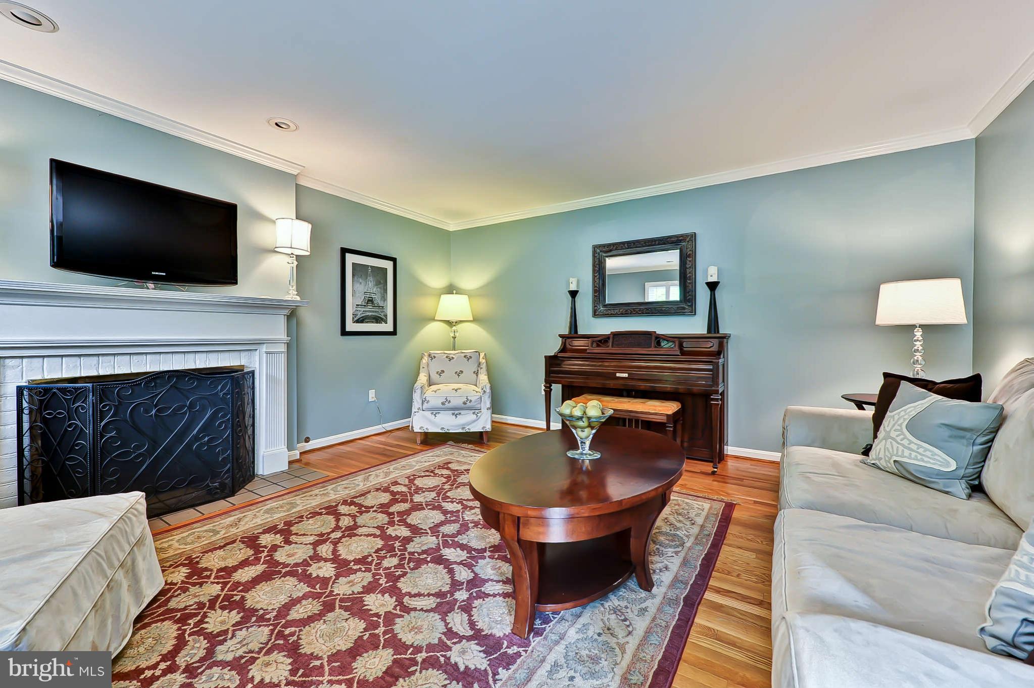 1625 Courtland Road Alexandria, VA 22306 - Photo 2 of 29 Living Room with gas fireplace