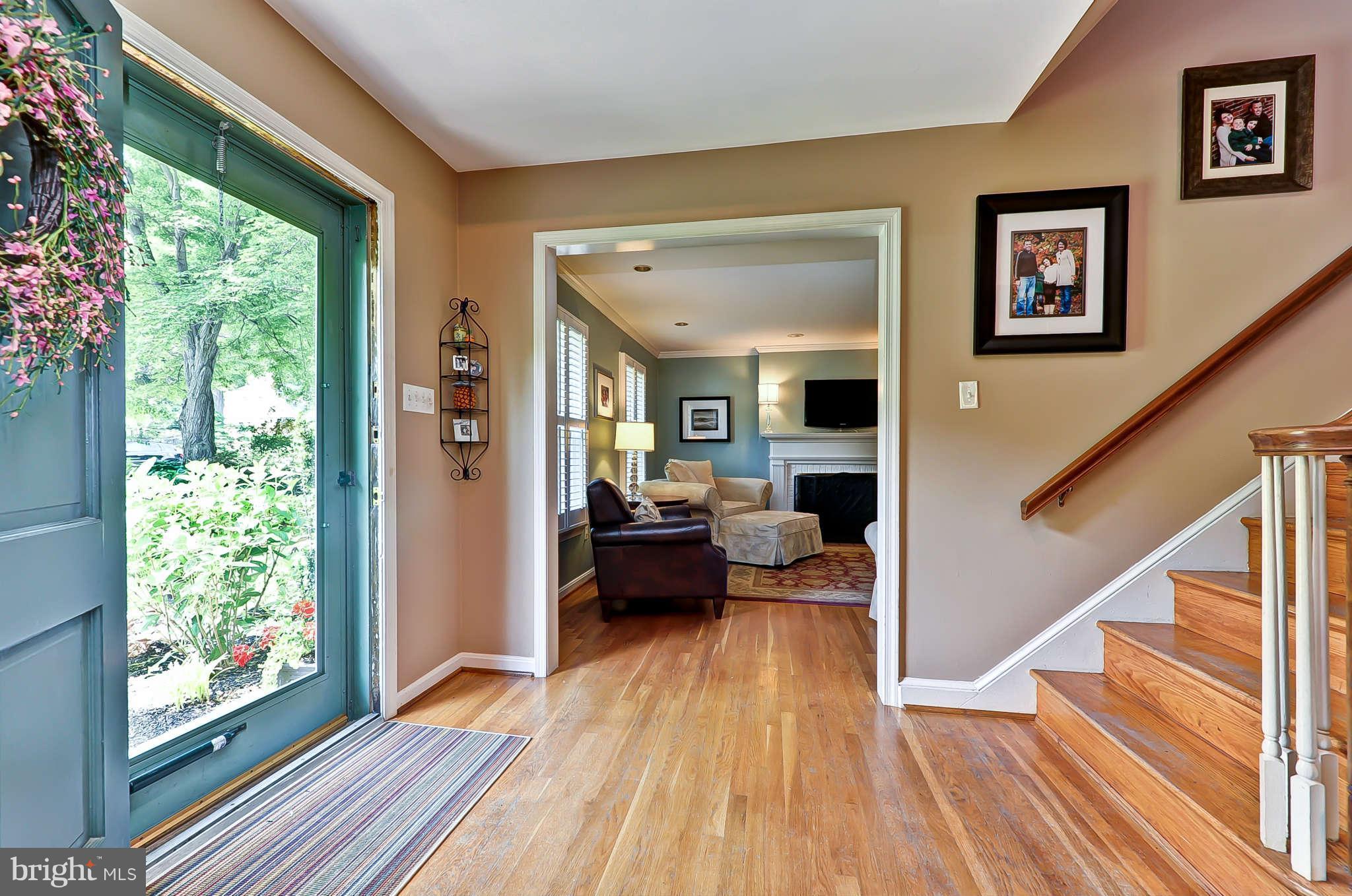 1625 Courtland Road Alexandria, VA 22306 - Photo 7 of 29 Foyer