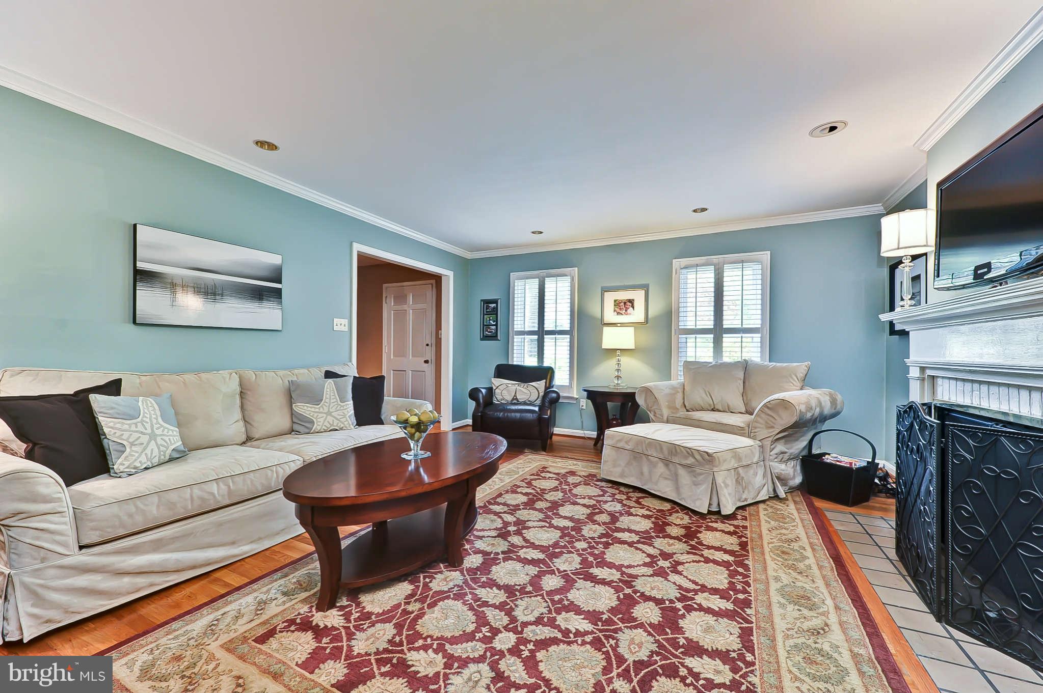 1625 Courtland Road Alexandria, VA 22306 - Photo 9 of 29 Living Room with crown moulding