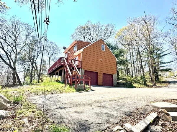 $670,000 | 6 Jans Way, Andover, NJ 07821