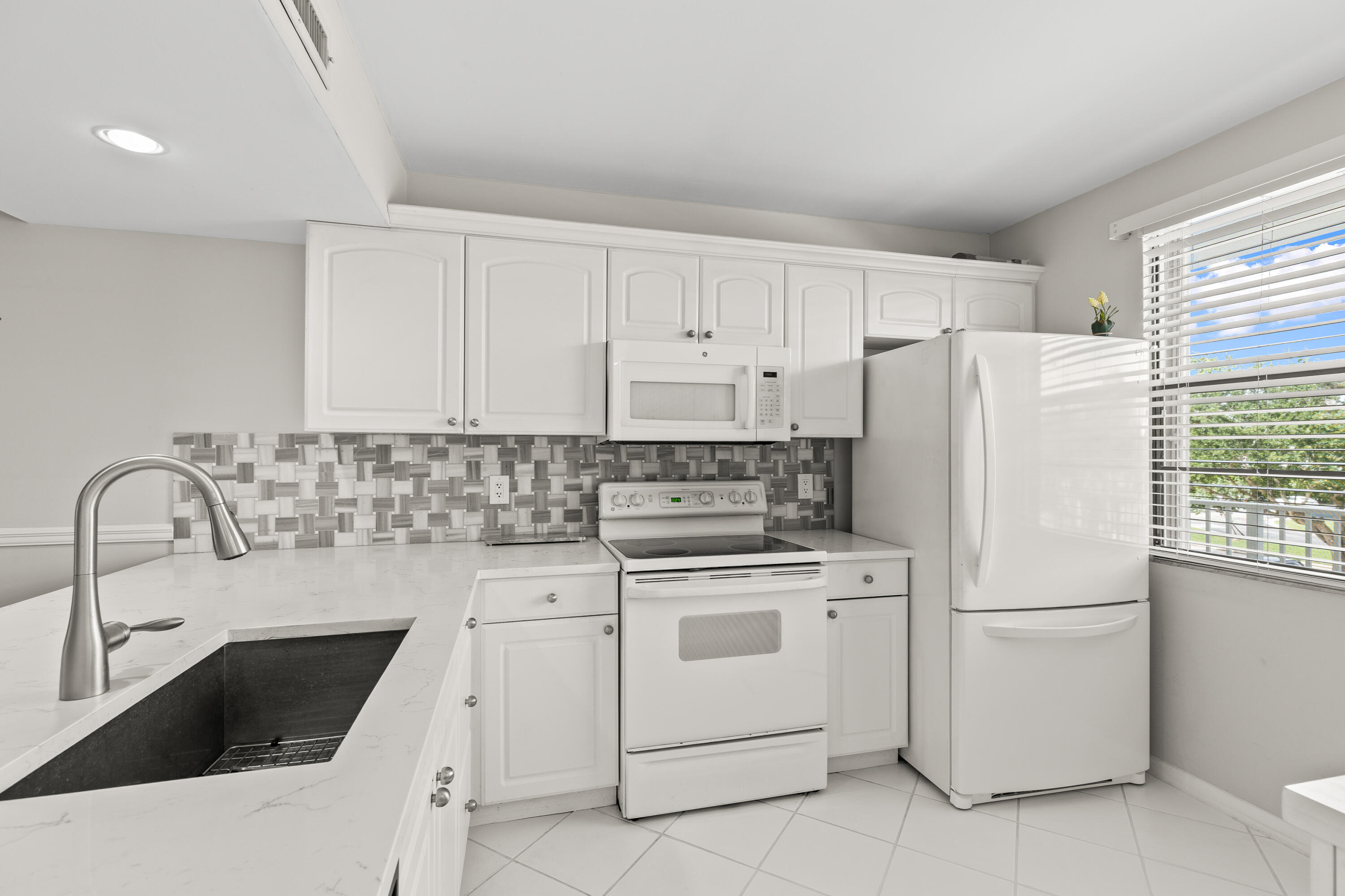 6073 Balboa Circle, Unit 303 Boca Raton, FL 33433 - Photo 6 of 31 20250628-20250628-CW5A6437