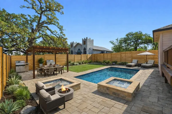 a view of a backyard