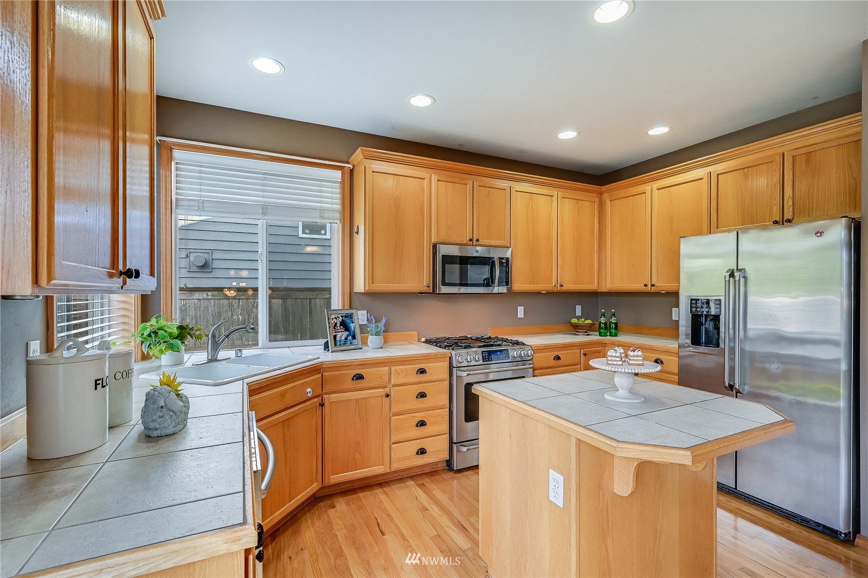 1125 185th Place Southeast Bothell, WA 98012 - Photo 9 of 23 a kitchen with a stove a refrigerator and a sink