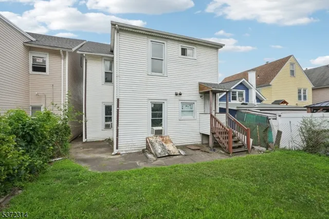 a view of backyard of the house