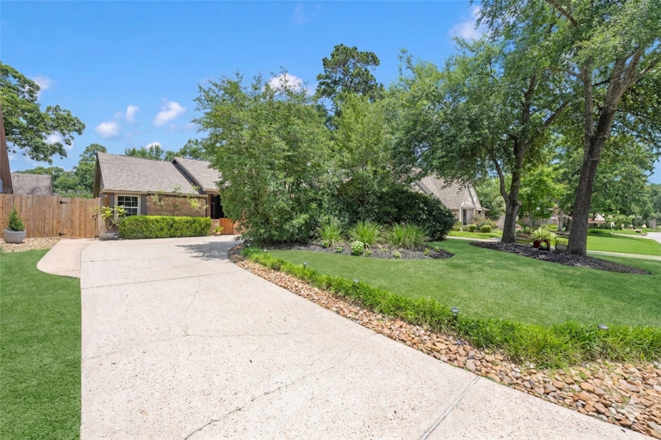 622 South Rivershire Drive Conroe, TX 77304 - Photo 24 of 25 The long driveway provides parking for lots of guests