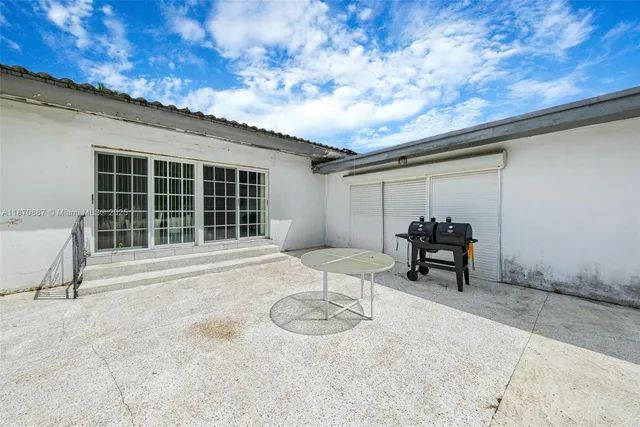 a view of yard with green space