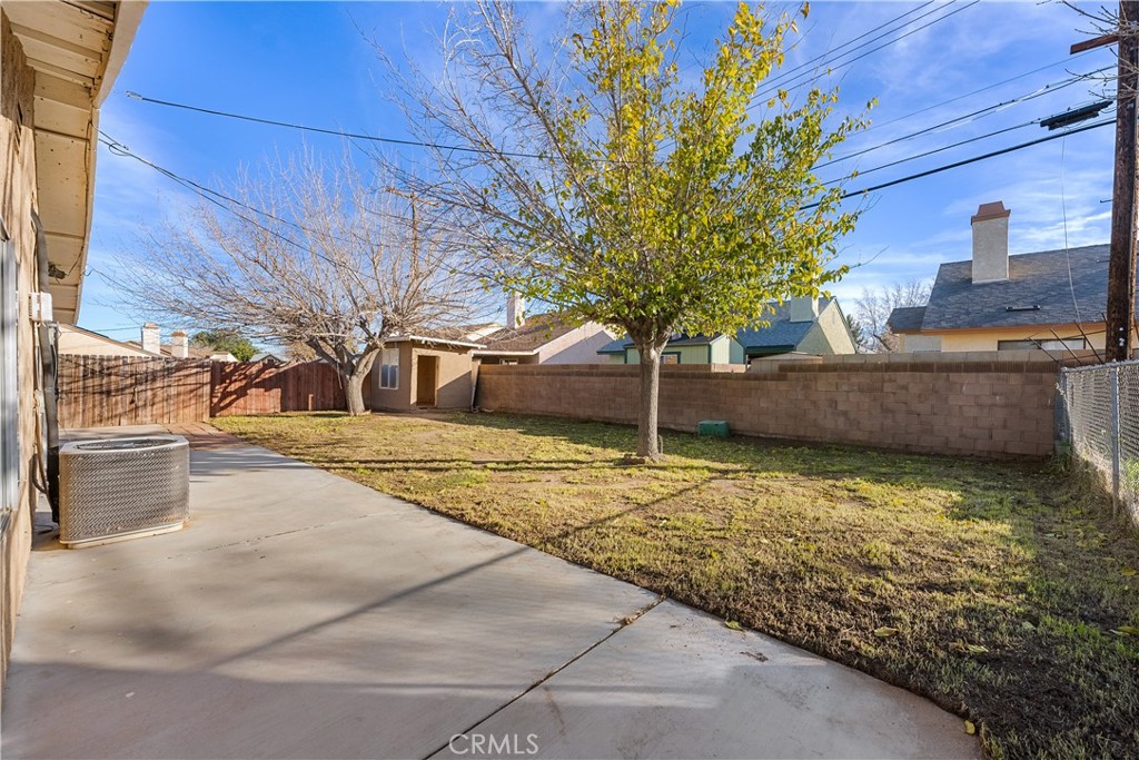 1252 East Ave R 6 Palmdale, CA 93550 - Photo 40 of 40 a view of a yard