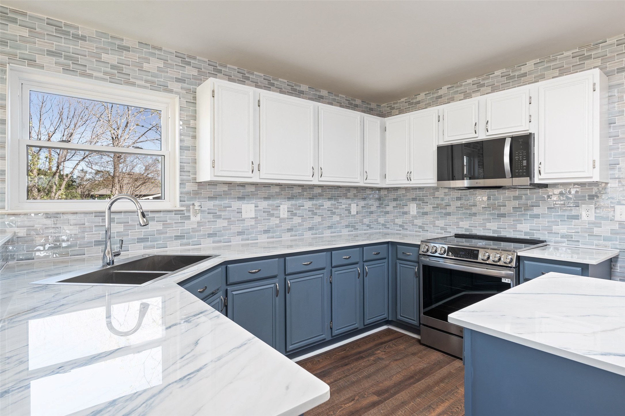 1011 Hayden Way Round Rock, TX 78664 - Photo 7 of 23 a kitchen with a sink stove and microwave