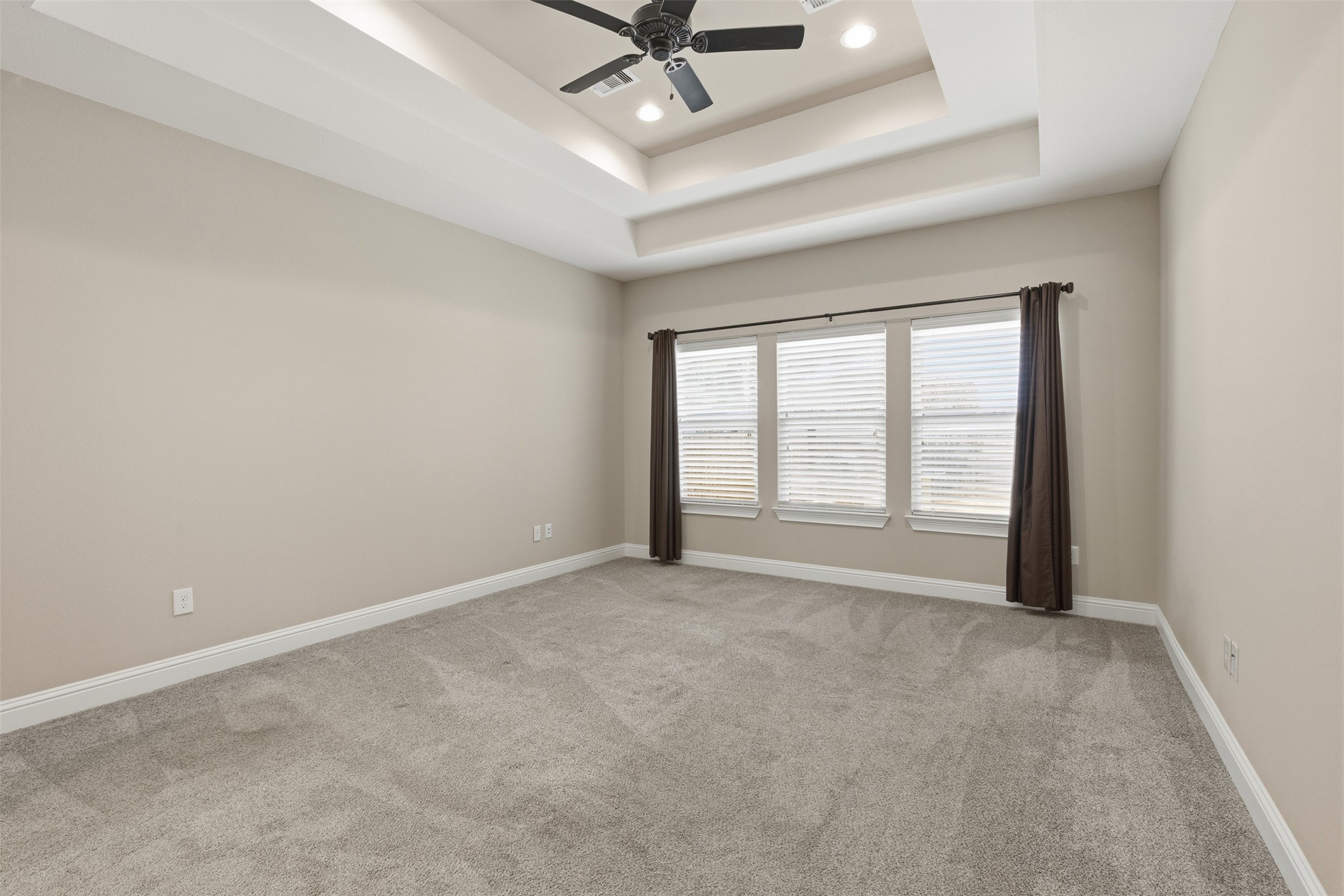 31602 Cypress Circle Waller, TX 77484 - Photo 13 of 32 an empty room with a ceiling fan and window
