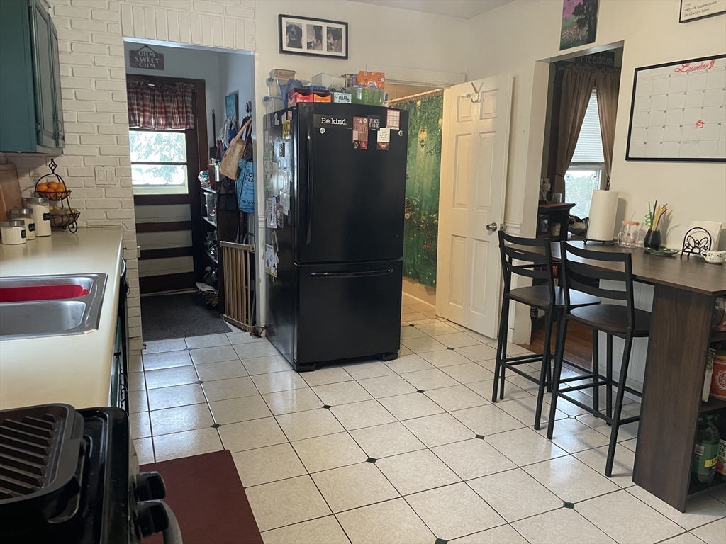 46 St James Avenue Holyoke, MA 01040 - Photo 4 of 14