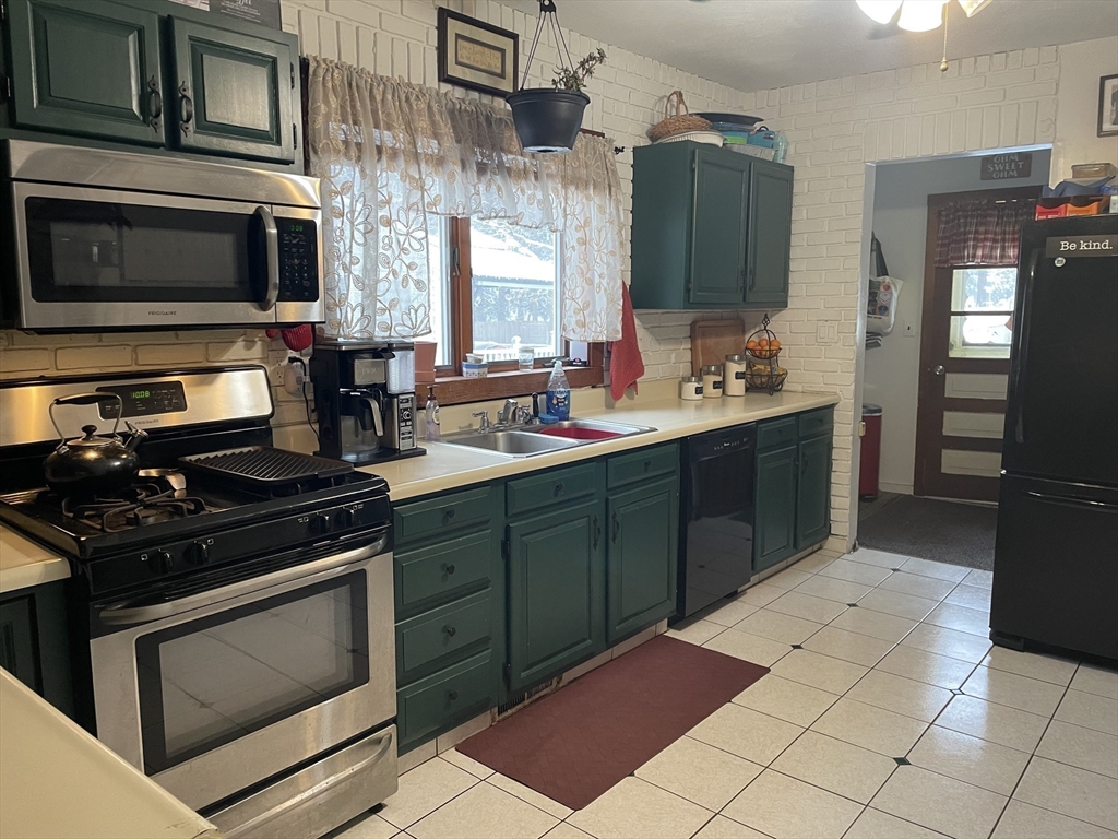 46 St James Avenue Holyoke, MA 01040 - Photo 5 of 14