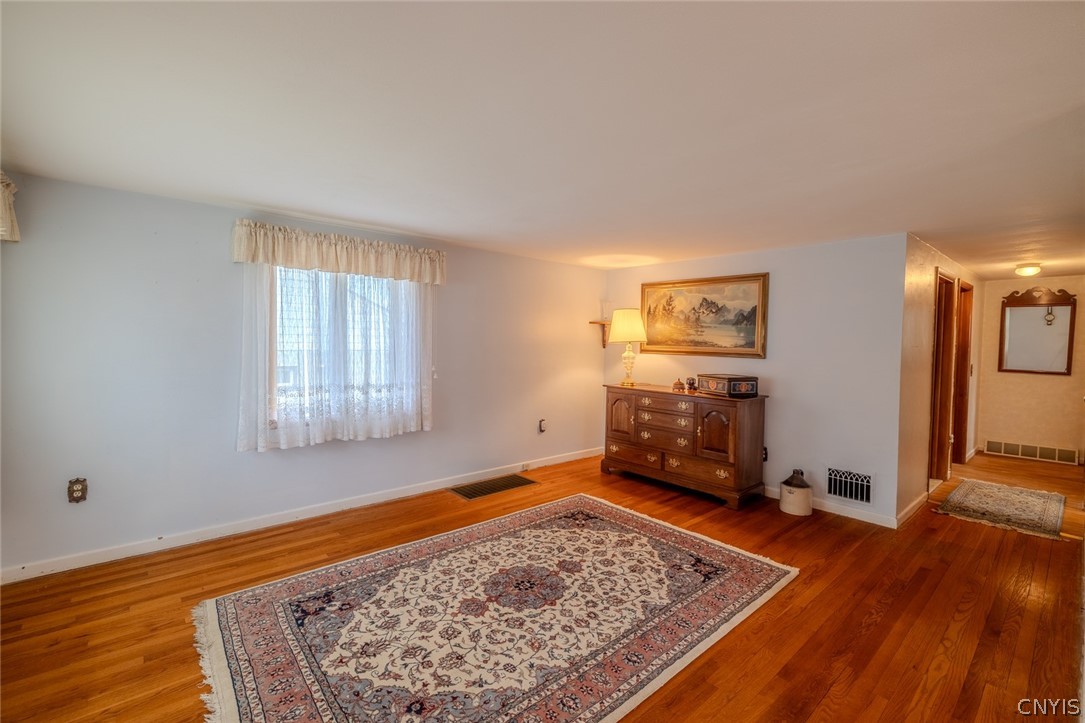 6286 Fly Road De Witt, NY 13057 - Photo 12 of 38 Living Room